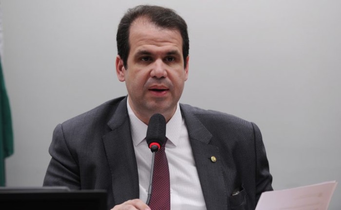 CCJ aprova projeto que prevê produção ininterrupta de remédios essenciais contra o câncer