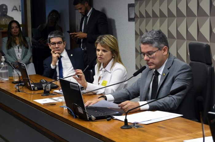 Comissão aprova MP de retomada de obras nas escolas e inclui a área de saúde