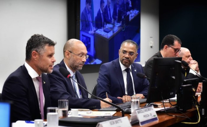 Entidades de defesa do consumidor e representante da indústria divergem sobre redução da vida útil de telefones celulares