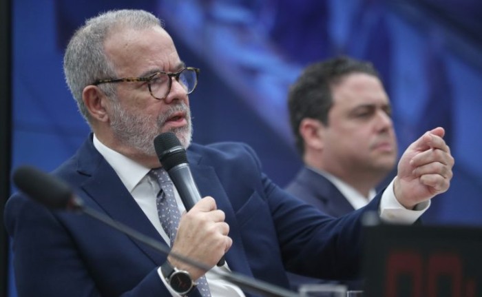 Debatedores refutam tese do “poder moderador” das forças armadas em seminário na CCJ