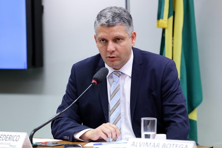 Comissão aprova projeto que prevê vacinação domiciliar para idosos com dificuldades de locomoção
