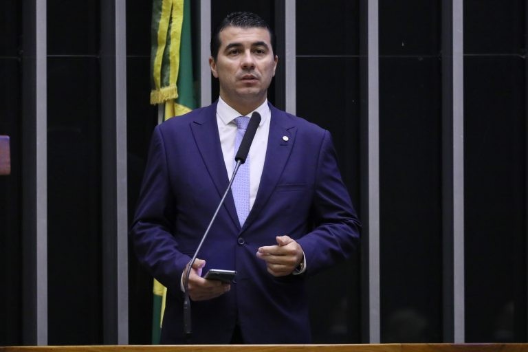 Comissão aprova projeto que prevê financiamento público para policiais comprarem armas