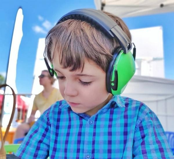 Parlamentar solicita aquisição de abafadores auriculares para crianças da rede municipal de ensino