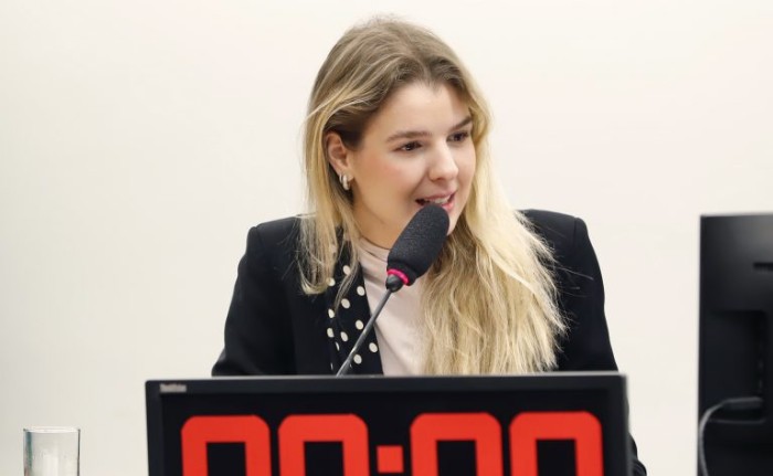 Comissão aprova projeto que exige qualificação para professor que atuar fora da escola