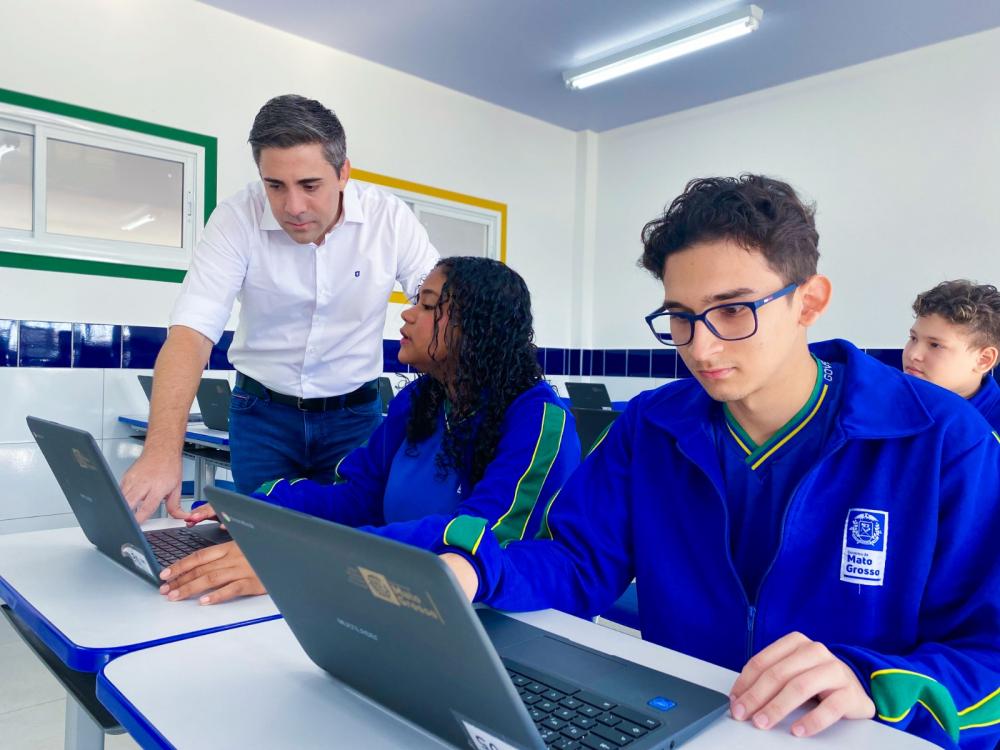 Governo de MT entrega 625 chromebooks para uso de estudantes de escola estadual em Cuiabá