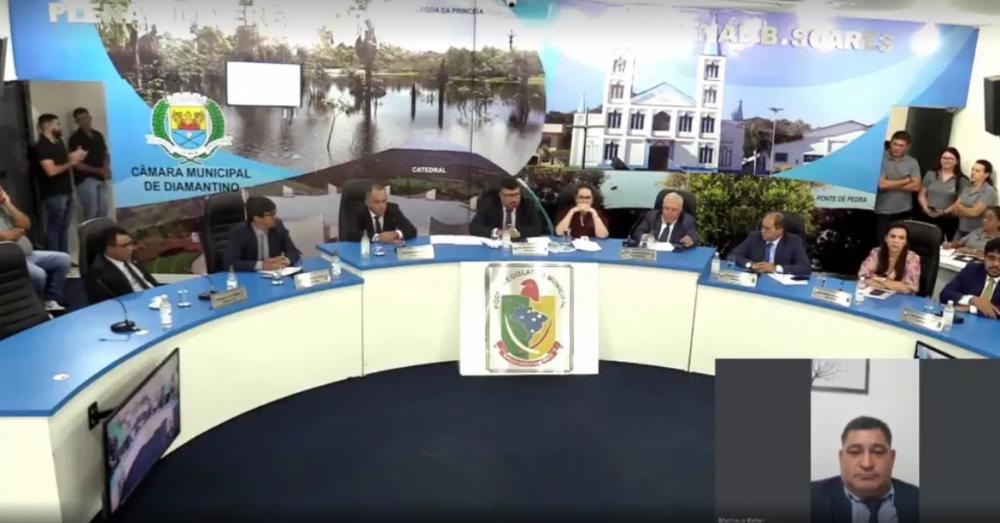 Vereadores de Diamantino rejeitam denúncia de cassação do mandato de prefeito filmado recebendo dinheiro de empresário 