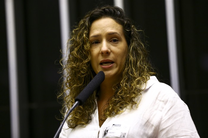 Vereadora viúva de Marielle Franco registra ameaça de estupro