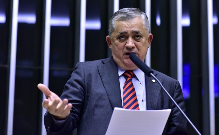 Líder do governo confirma acordo para retirar offshores da MP do reajuste do salário mínimo