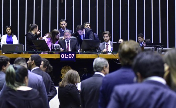 Deputados destacam acordo para preservar Fundeb e FCDF em votação do arcabouço fiscal; acompanhe