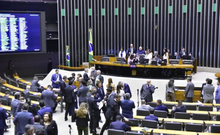Câmara aprova MP que concede reajuste salarial a servidores federais