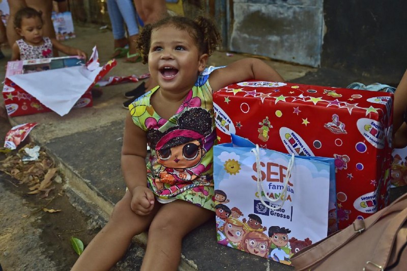 Ação do Governo entrega mais de 2 mil brinquedos em bairros e comunidades de Cuiabá