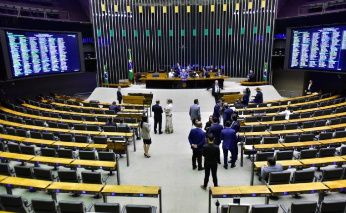 Aprovado texto-base da MP que reajusta salário mínimo e amplia faixa de isenção do IR; acompanhe