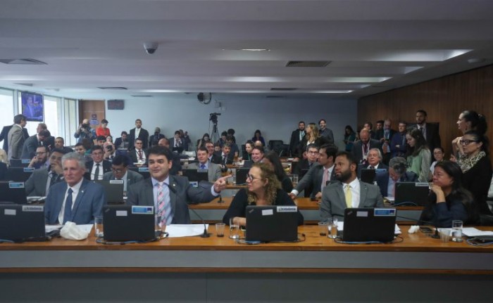 CPMI quebra sigilo telefônico de Carla Zambelli e reconvoca Mauro Cid; assista