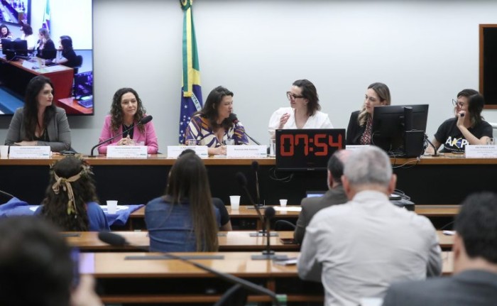 Mulheres são apenas 1/3 de pós-graduandos em ciências exatas e tecnológicas e têm financiamento menor