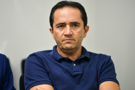 Ex-secretário de Educação é absolvido em ação por atrasar investigação sobre desvios 