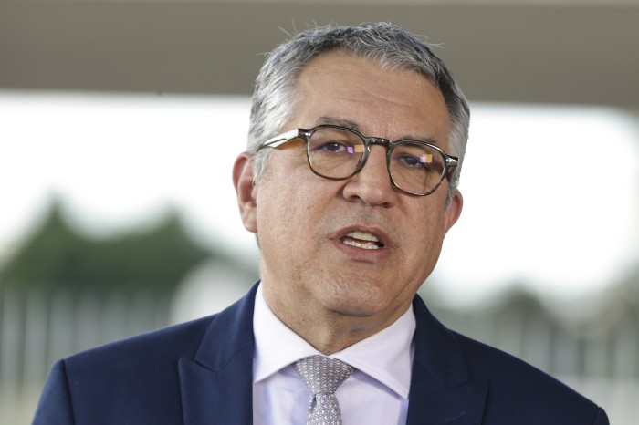 Padilha: Lula deve anunciar novos ministros ao retornar do exterior