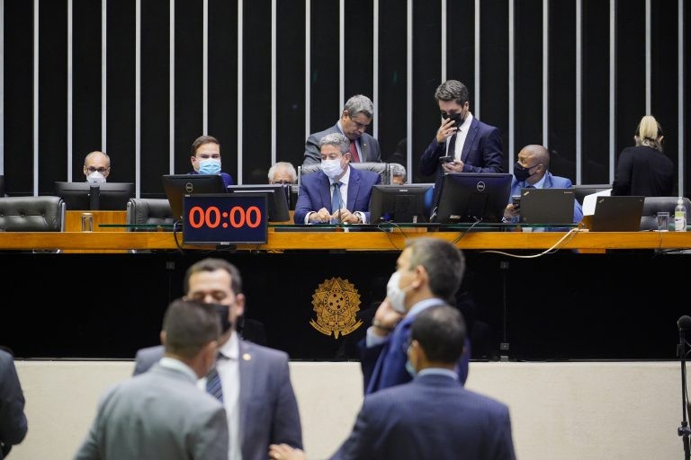Deputados aprovam texto-base de projeto que altera ICMS sobre combustível; acompanhe