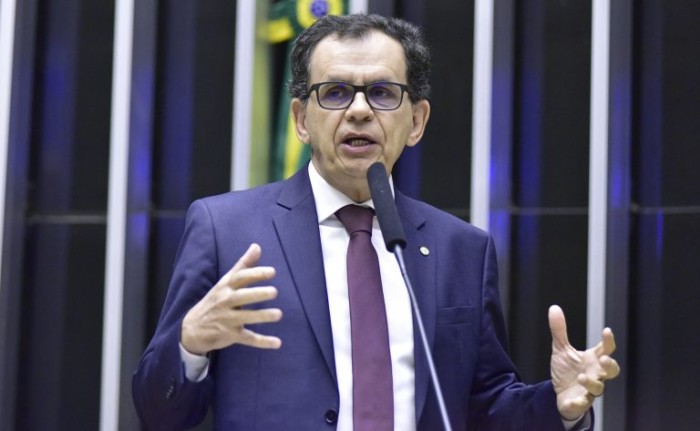 Comissão aprova projeto que permite aumento de salário e promoções para servidores retroativos à pandemia