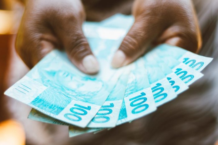 Sancionada lei que reajusta salário mínimo e amplia faixa de isenção do Imposto de Renda