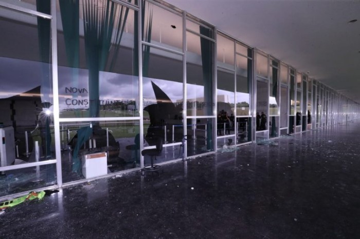 Parlamentares discutem decisão que cassou credencial de fotógrafo que cobria a CPMI no Congresso; assista