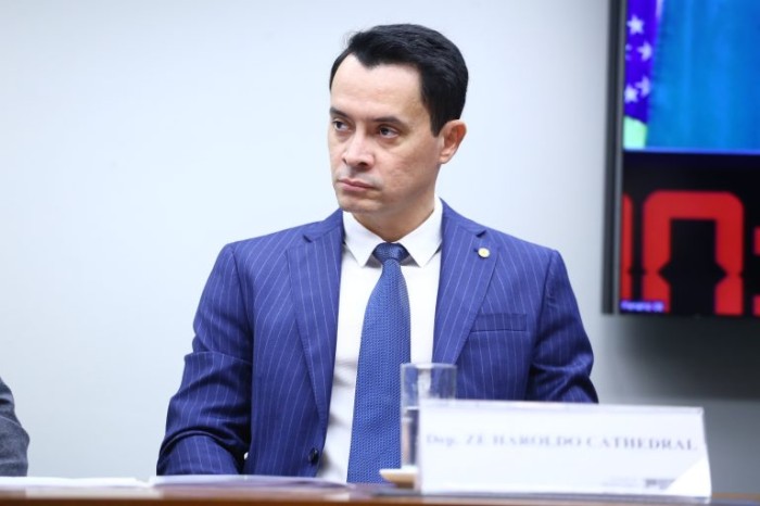 Comissão aprova emissão de diplomas em braile a pedido de alunos com deficiência visual