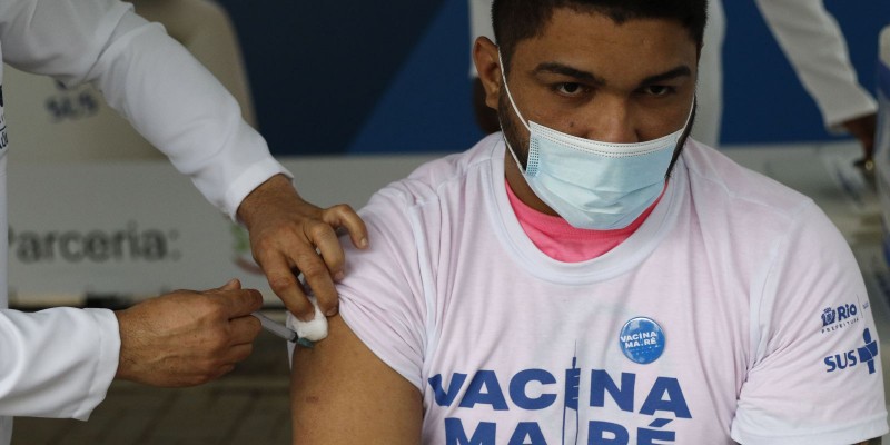 Carnaval seguro no Rio exige cobertura vacinal de 80%, diz relatório