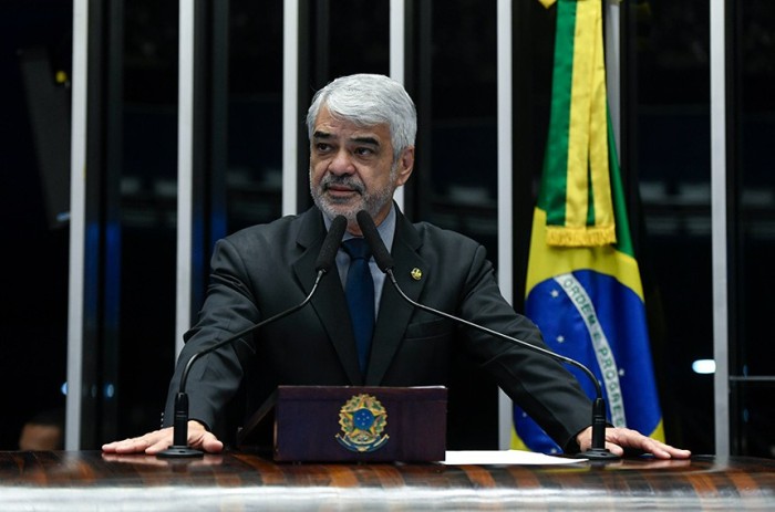 Humberto Costa comemora medida provisória que taxa 'super-ricos'