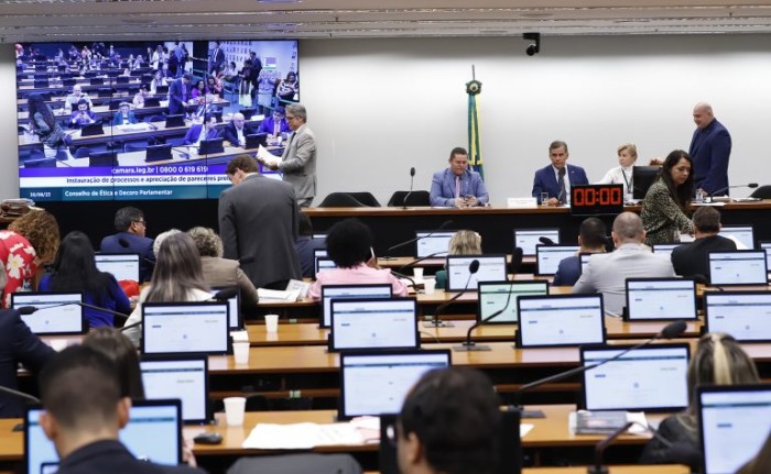 Conselho arquiva processo contra José Medeiros e abre processo contra sete deputados
