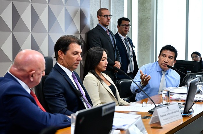 Oposição critica atuação de GDias; governistas apontam sabotagem de golpistas