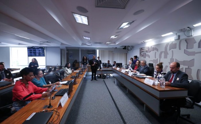 Debatedores apontam desafios de trabalhadores imigrantes e refugiados no Brasil