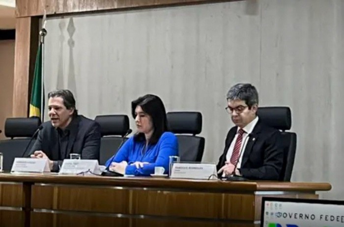 Orçamento de 2024 tem mínimo de R$ 1.421 e prioridade social