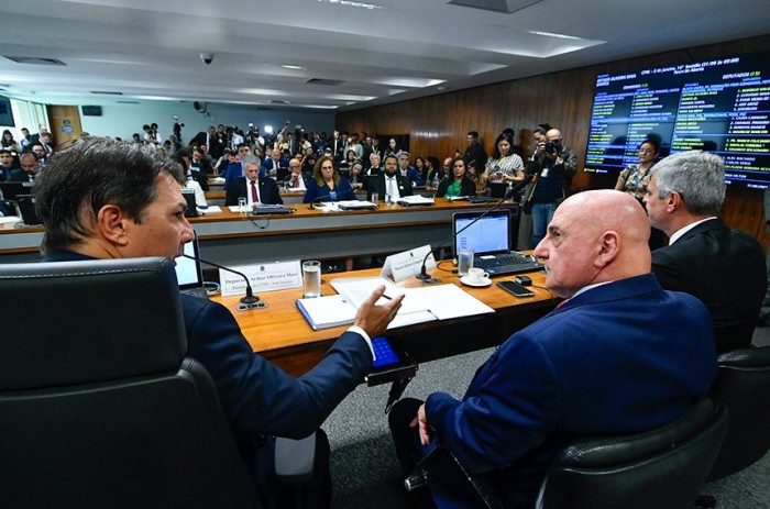 Oposição pede prisão de GDias; para governistas, general cumpriu seu dever