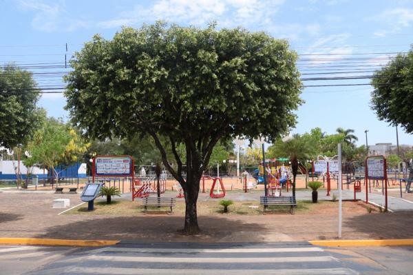 Vereador solicita a reforma da calçada e playground da Antenor Balbinot