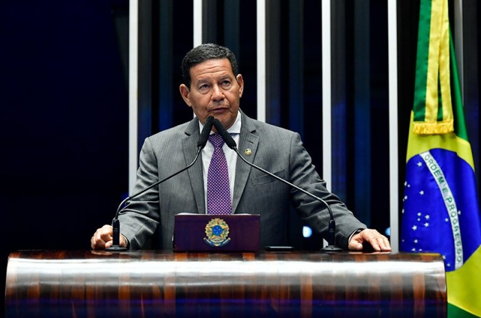 Mourão esclarece importância da continência militar