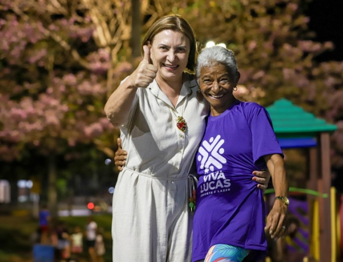 Programa Viva Lucas nas praças entrega camisetas para participantes das aulas de dança e funcional