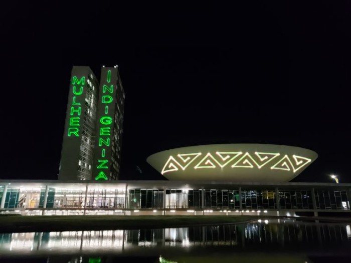 Congresso recebe projeção em apoio à 3ª Marcha das Mulheres Indígenas