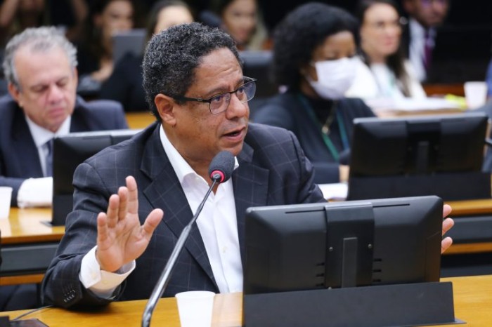 CCJ aprova projeto que prevê atendimento humanizado a mulheres no SUS