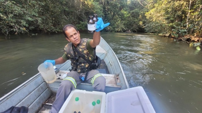 Saae realiza coleta mensal para monitoramento do Rio Verde