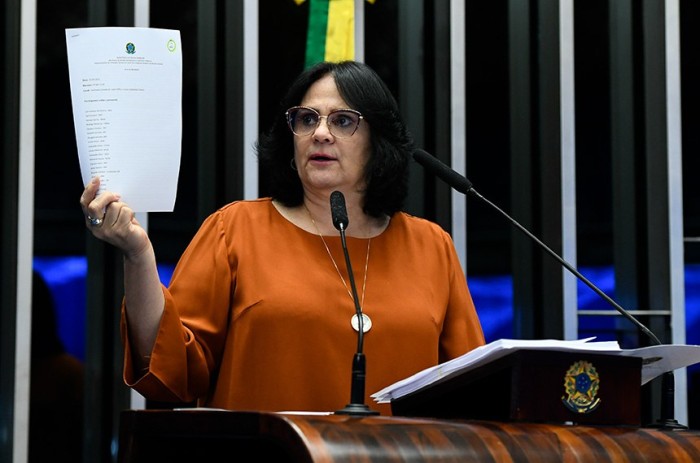 Damares celebra arquivamento de acusações relacionadas a mortes de crianças ianomâmis