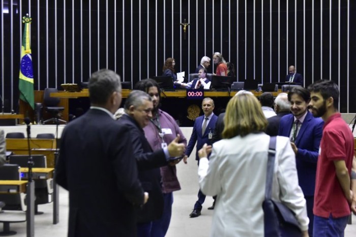 Plenário aprova emenda à minirreforma eleitoral que proíbe candidaturas coletivas; acompanhe