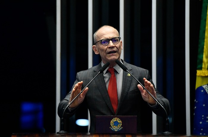 Contarato defende regulação de plataformas e punição pelo 8 de janeiro