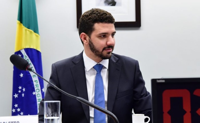 Comissão aprova projeto que eleva peso total permitido para veículos que exigem habilitação B