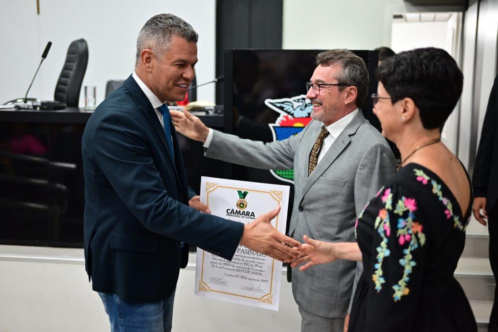 Vereador entrega títulos na Câmara: 