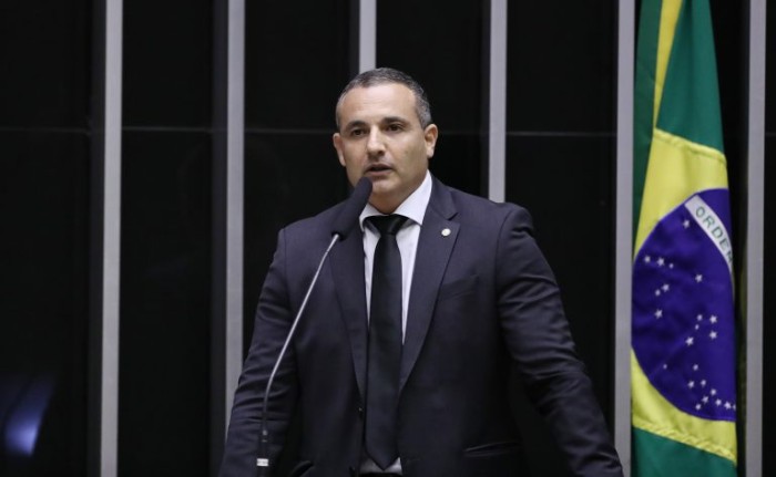 Projeto fixa diretrizes para combate ao combustível adulterado