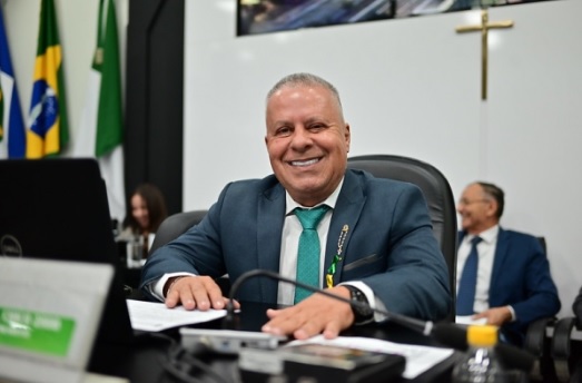 Presidente da Câmara de Cuiabá entrega Moções de Aplausos em braile para atletas cegos