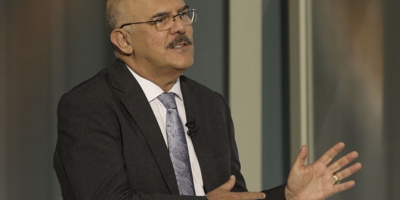 É preciso capacitar professores para mundo pós-pandemia, diz ministro