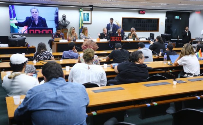 Participantes do seminário LGBTQIA+ criticam tentativa de deputados de proibir união homoafetiva