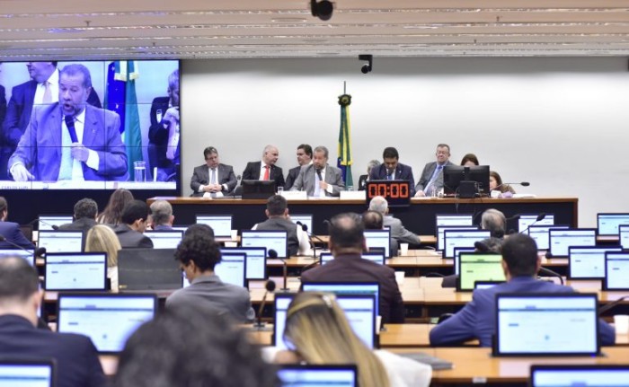 Ministro da Previdência anuncia meta de reduzir a fila do INSS até dezembro