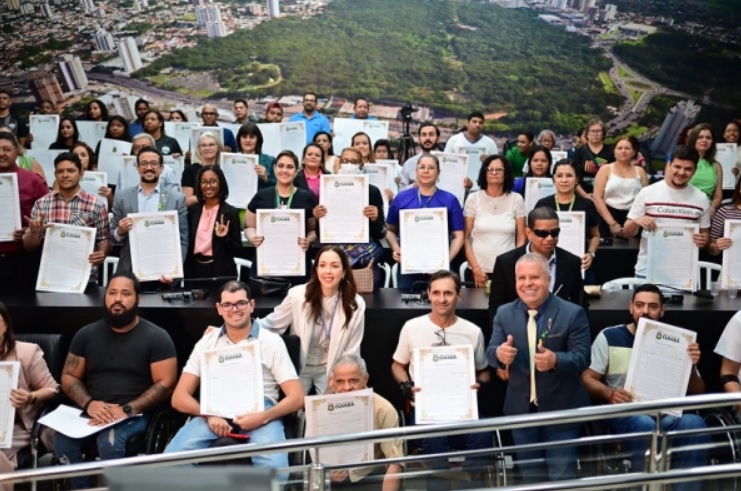 Chico entrega Moções de Aplausos em braile a atletas cegos