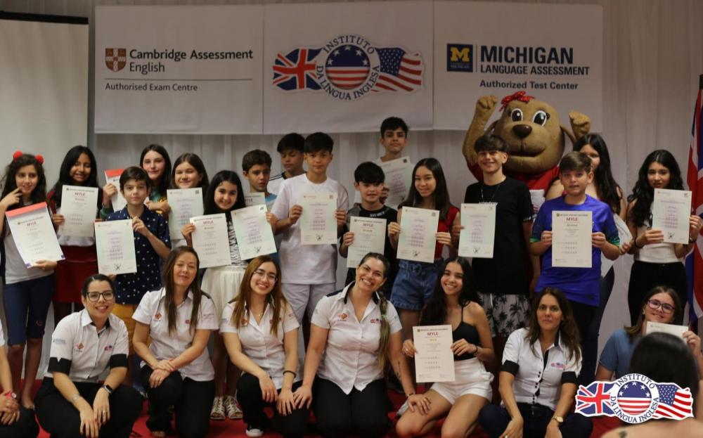 Estudantes recebem certificado de proficiência internacional